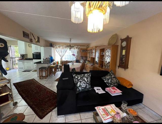 2 BEDROOM TOWNHOUSE FOR SALE IN HELDERKRUIN